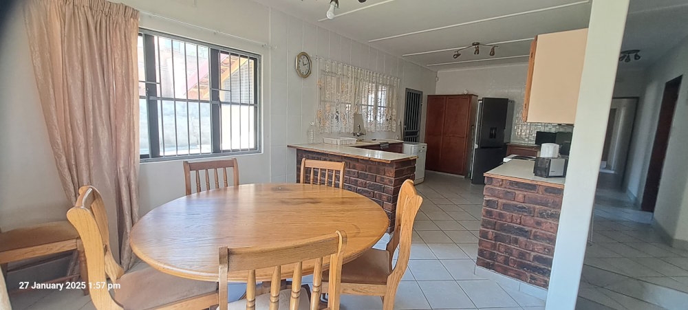 Ocean View 840: House Dining Area